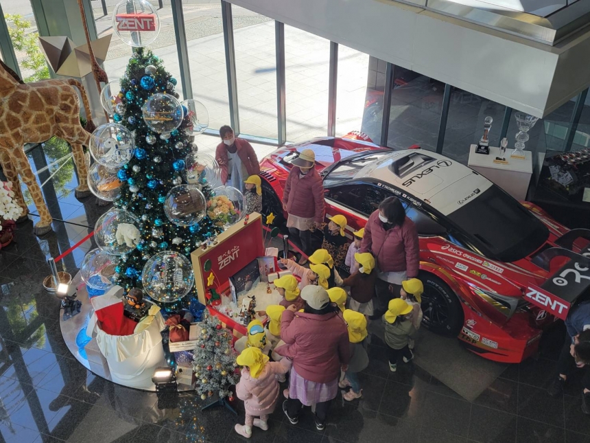 本社ロビー ウィンターツリーを近隣園児が見学